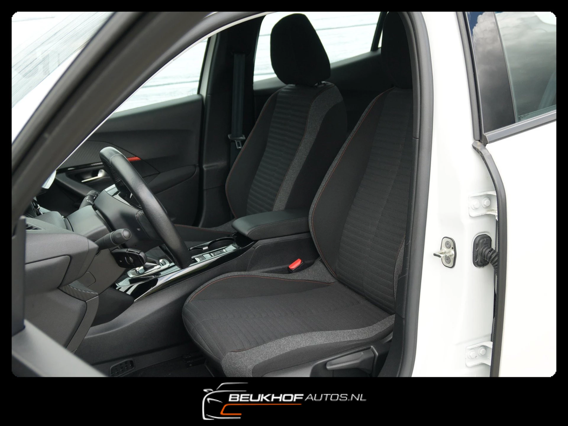 Hoofdafbeelding Peugeot e-2008