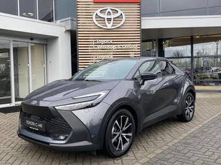 Toyota C-HR 1.8 Hybrid 140 First Edition ALL-SEASON BLINDSPOT PARK-SENSOREN STOEL/STUURVERW AD-CRUISE APPLE/ANDROID ELEK-ACHTERKLEP DRAADLOOS-LADEN LM-VELGEN DAB+ CAMERA