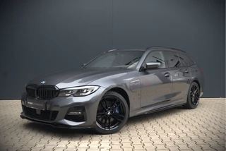 BMW 3 Serie Touring 330e High Executive M Sport | M Performance | PDC | Leer | Hifi | Ambiance Verlichting | Stoelverwarming | Adaptive Cruise Control | BTW | LED | Shadow Line | Keyless | Navigatie Prof. | DAB |