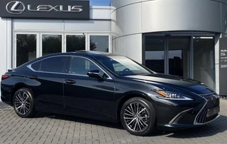 Hoofdafbeelding Lexus ES Lexus ES 300h 35th Edition DIRECT LEVERBAAR GROOT-SCHERM BLIND-SPOT STUURVERW STOELVERW