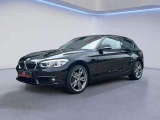 Hoofdafbeelding BMW 1 Serie BMW 1-serie 120i High Executive 184PK /Apple Carplay/Cruise Control/Parkeersens. V+A/18''LMV/Stoelverwarming/Multifunctioneelstuurwiel/(MET GARANTIE*)
