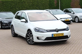 Hoofdafbeelding Volkswagen e-Golf Volkswagen e-Golf E-DITION / SoH 95,1% / Warmtepomp / CarPlay / Keyless / 17'' / Parkeerhulp V+A / DAB / ACC