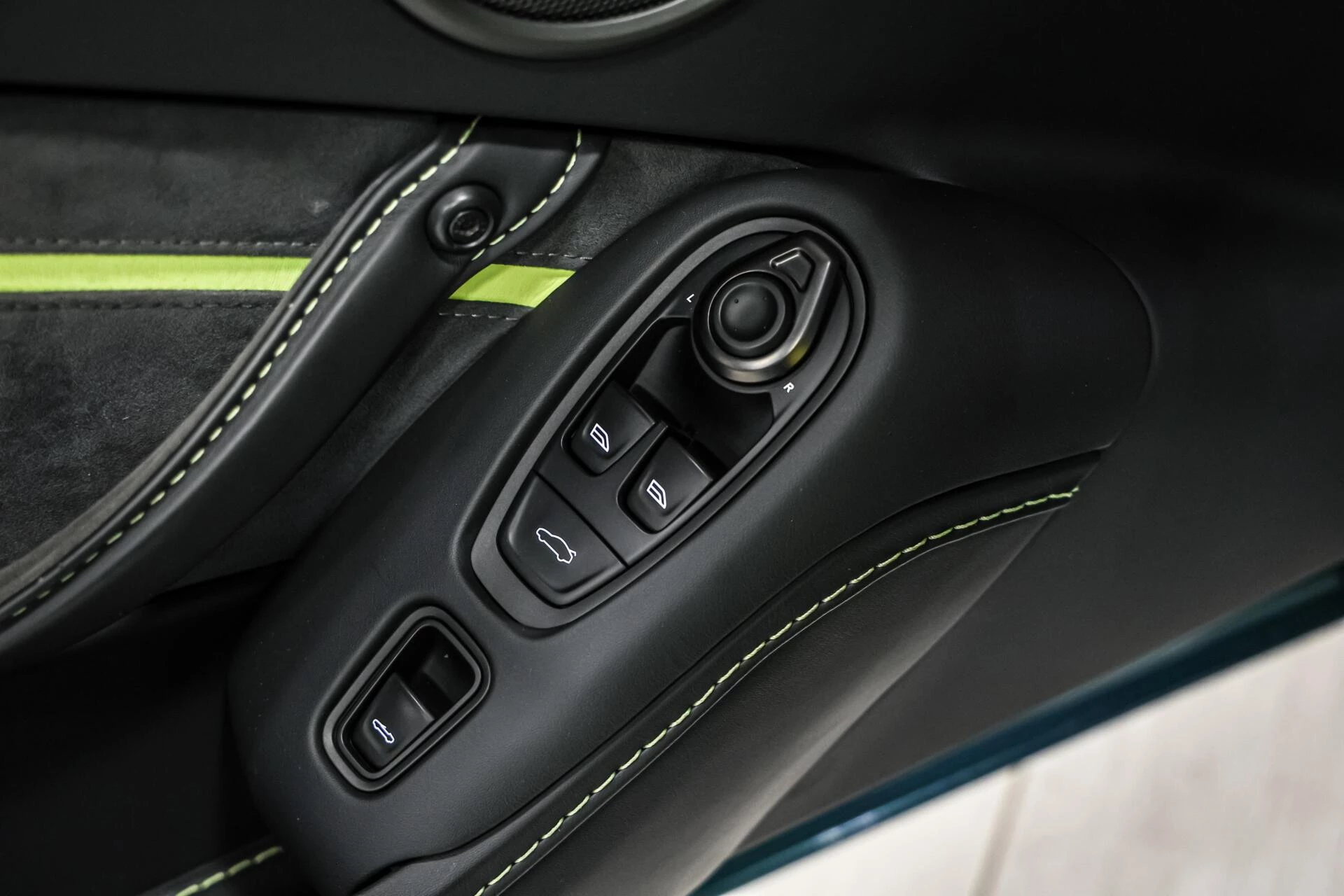 Hoofdafbeelding Aston Martin V8 Vantage