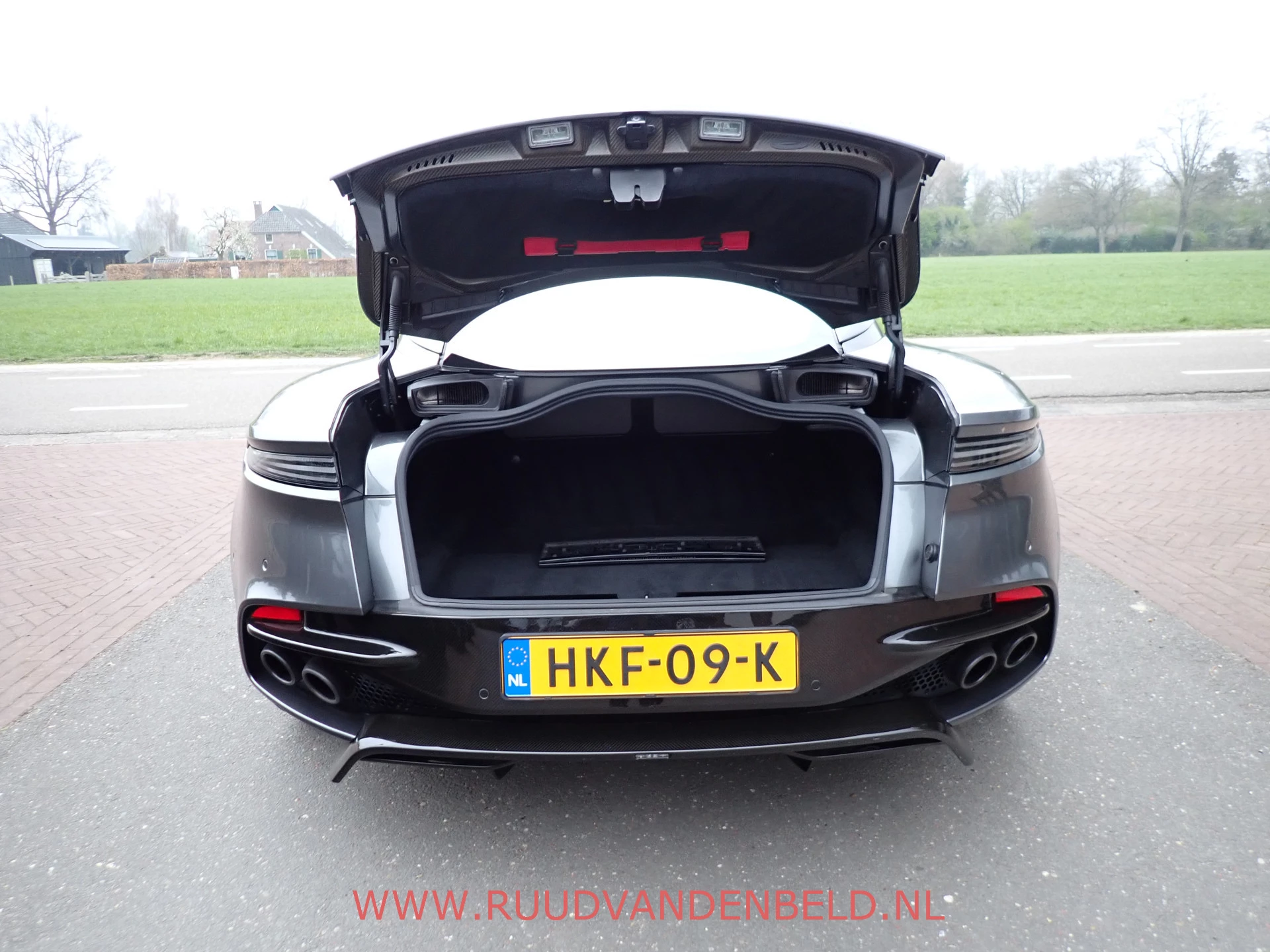 Hoofdafbeelding Aston Martin DBS