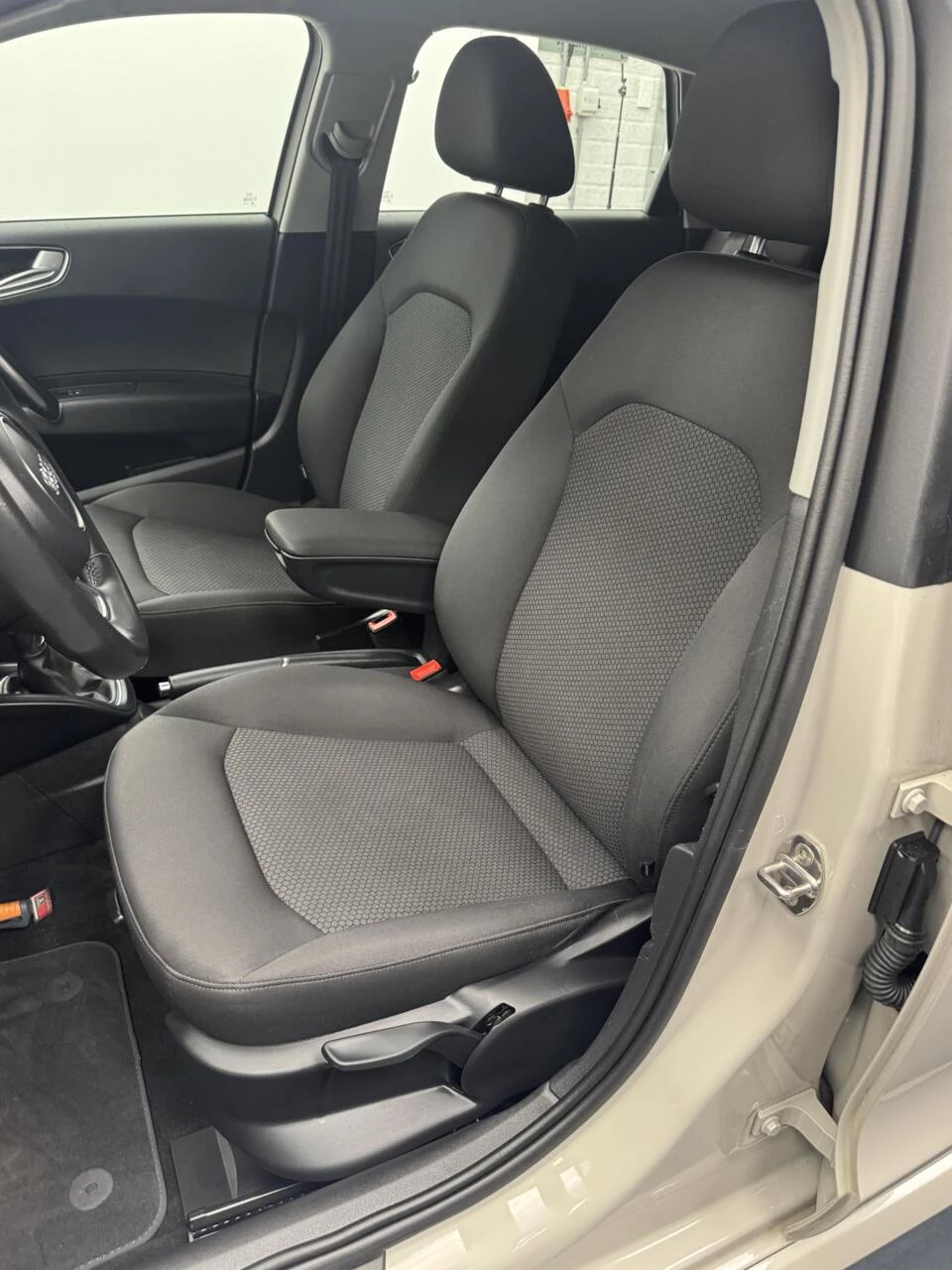 Hoofdafbeelding Audi 1.0 TFSi S-Line Airco-Navigatie-Cr.contr-Lm17''velgen