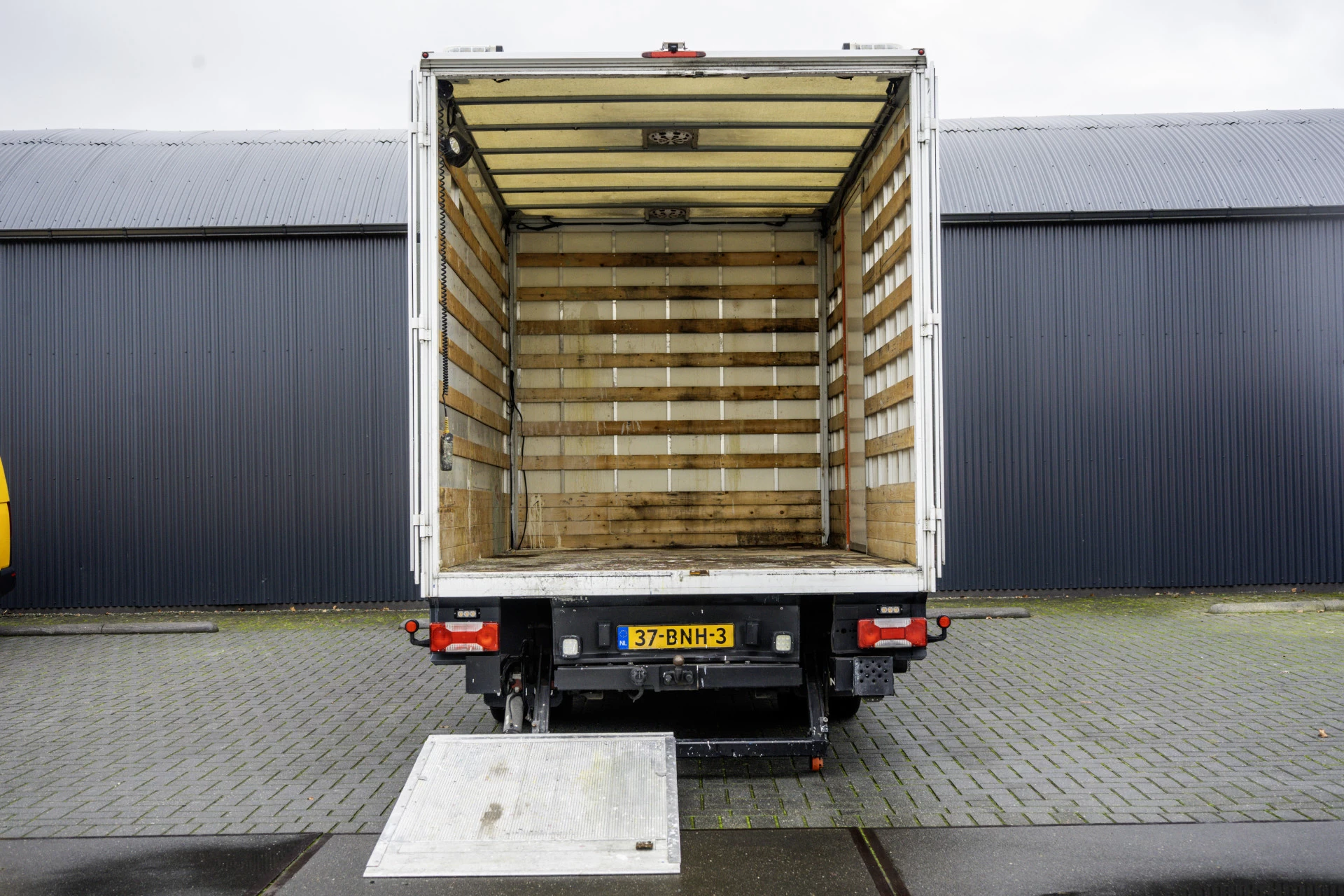 Hoofdafbeelding Iveco 50C18 3.0L | Bakwagen met laadklep | Climatic | Cruise | 180PK | 3.5T Trekgewicht | 2520KG Laadvermogen