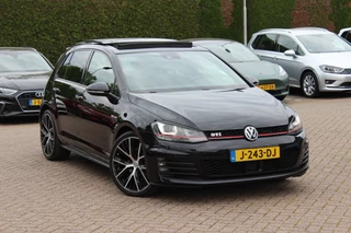 Volkswagen Golf 2.0 TSI GTI / Panoramadak / Camera / Navigatie / 19'' / Dodehoek / CarPlay / Stoelverwarming / DAB / Cruise Control