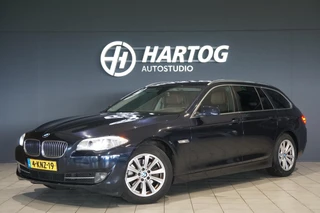 Hoofdafbeelding BMW 5 Serie BMW 5-serie Touring 520i + LEDER / STOELVERWARMING / ENTERTAINMENT