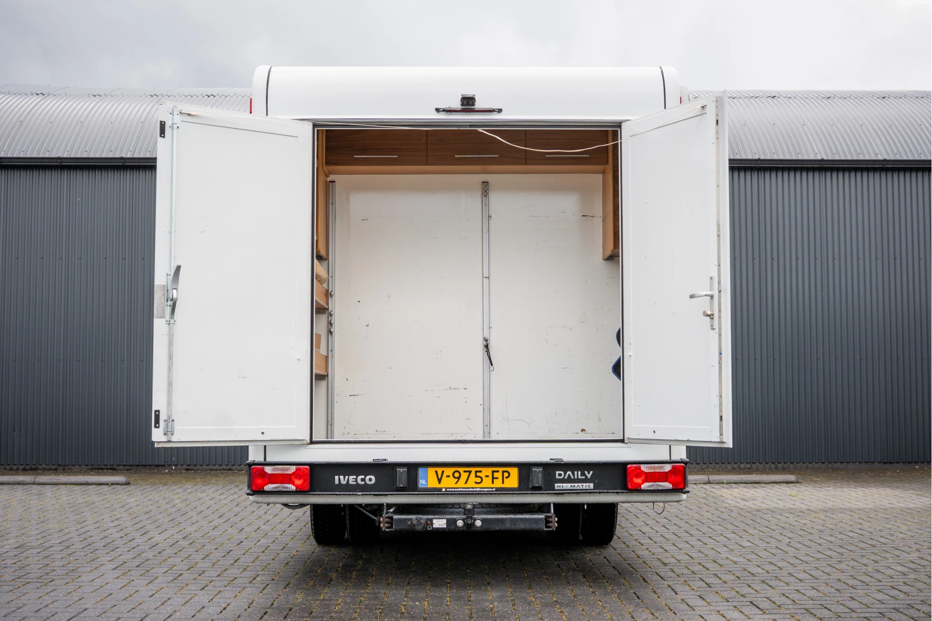 Hoofdafbeelding Iveco 40C18 3.0L 180PK | Camperkandidaat | 1ste Eigenaar | Automaat | Euro 6 | Camera | 3.5T Trekgwicht