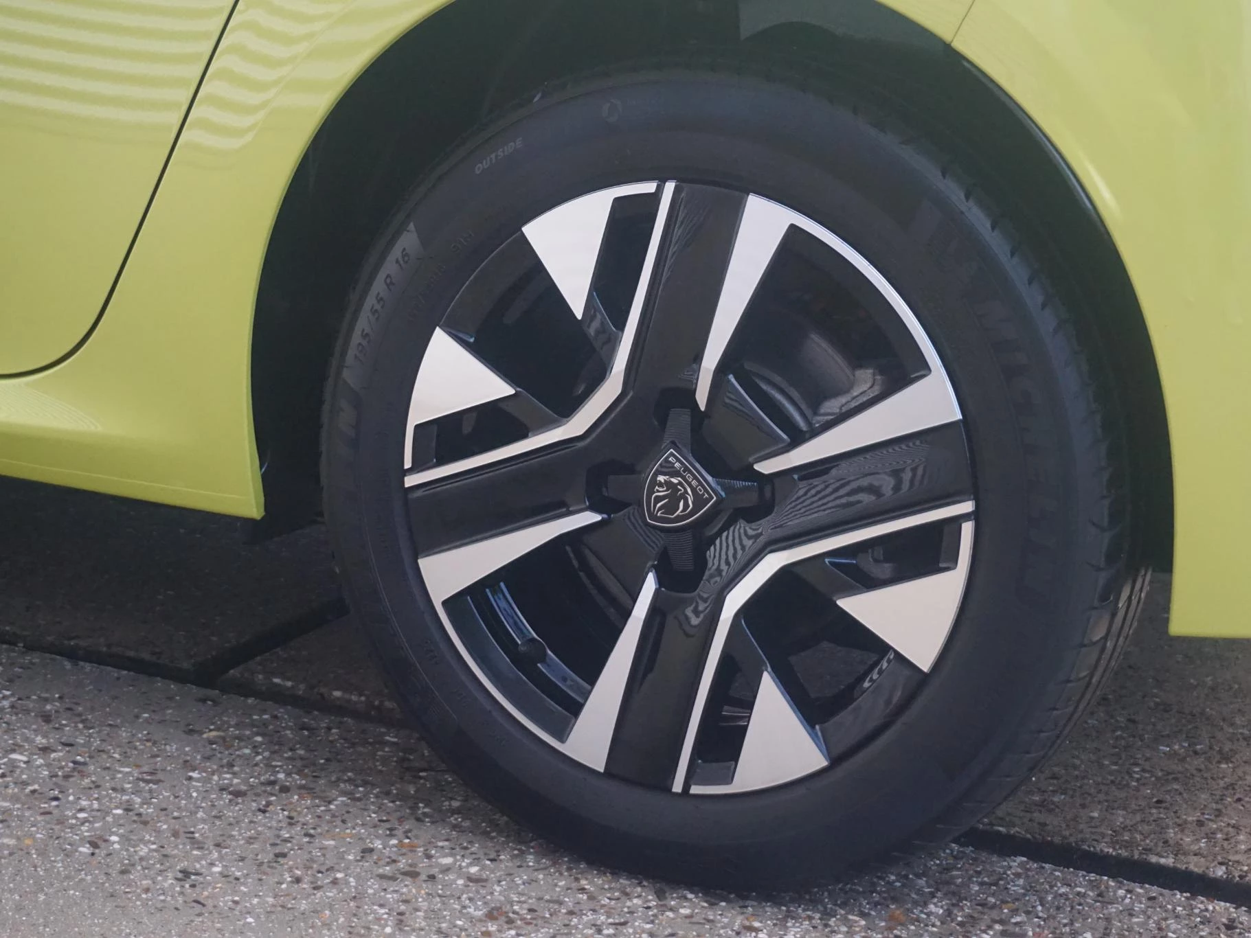 Hoofdafbeelding Peugeot e-208