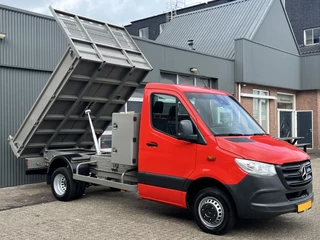 Hoofdafbeelding Mercedes-Benz Sprinter Mercedes-Benz Sprinter 514 2.2 CDI Kipper Airco Trekhaak 3500kg trekgewicht Telefoonverbinding 3-Persoons Gereedschapskist Kieper Open laadbak Bpm vrij voor particulier gebruik!!