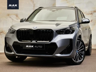 BMW X1 xDrive30e M Sport Pro, M stoelen, pano, tr.haak, H/K, 20", HUD, ACC, keyless, privacy