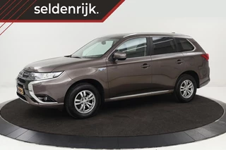 Hoofdafbeelding Mitsubishi Outlander Mitsubishi Outlander 2.0 PHEV Pure | Trekhaak | Carplay | Camera |  Half leder | Keyless | Climate control | Cruise control