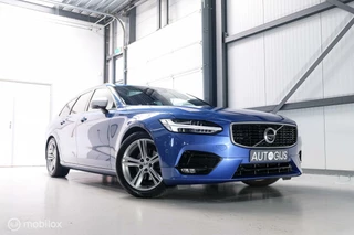 Hoofdafbeelding Volvo V90 Volvo V90 2.0 D3 R-Design | Bursting Blue | B&W audio | Trekhaak | Leder | HUD | Panorama |