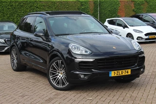 Porsche Cayenne 3.0 S E-Hybrid / Trekhaak / Panoramadak / Camera / Sportdesign + Chrono / 21'' / Luchtvering / Bose / ACC / DAB / Dodehoek / Stoelventilatie + verwarming
