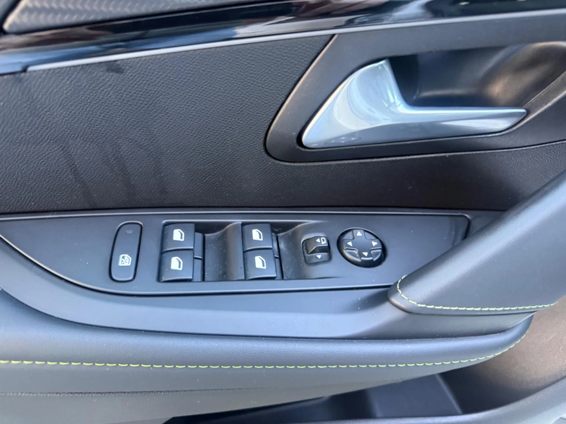 Hoofdafbeelding Peugeot e-208