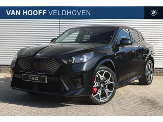 Hoofdafbeelding BMW iX2 BMW iX2 eDrive20 High Executive M Sport / Panoramadak / Trekhaak / Adaptieve LED / Comfort Access / M Adaptief onderstel / Parking Assistant Plus / Head-Up