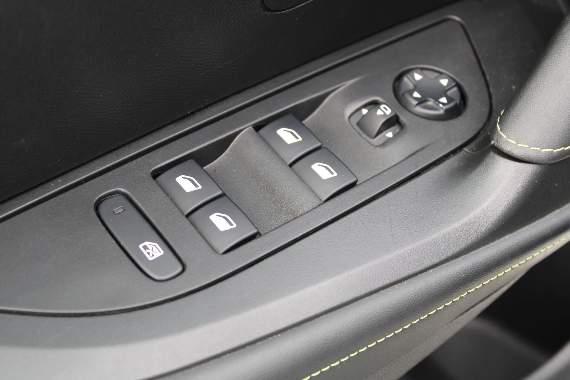 Hoofdafbeelding Peugeot e-2008