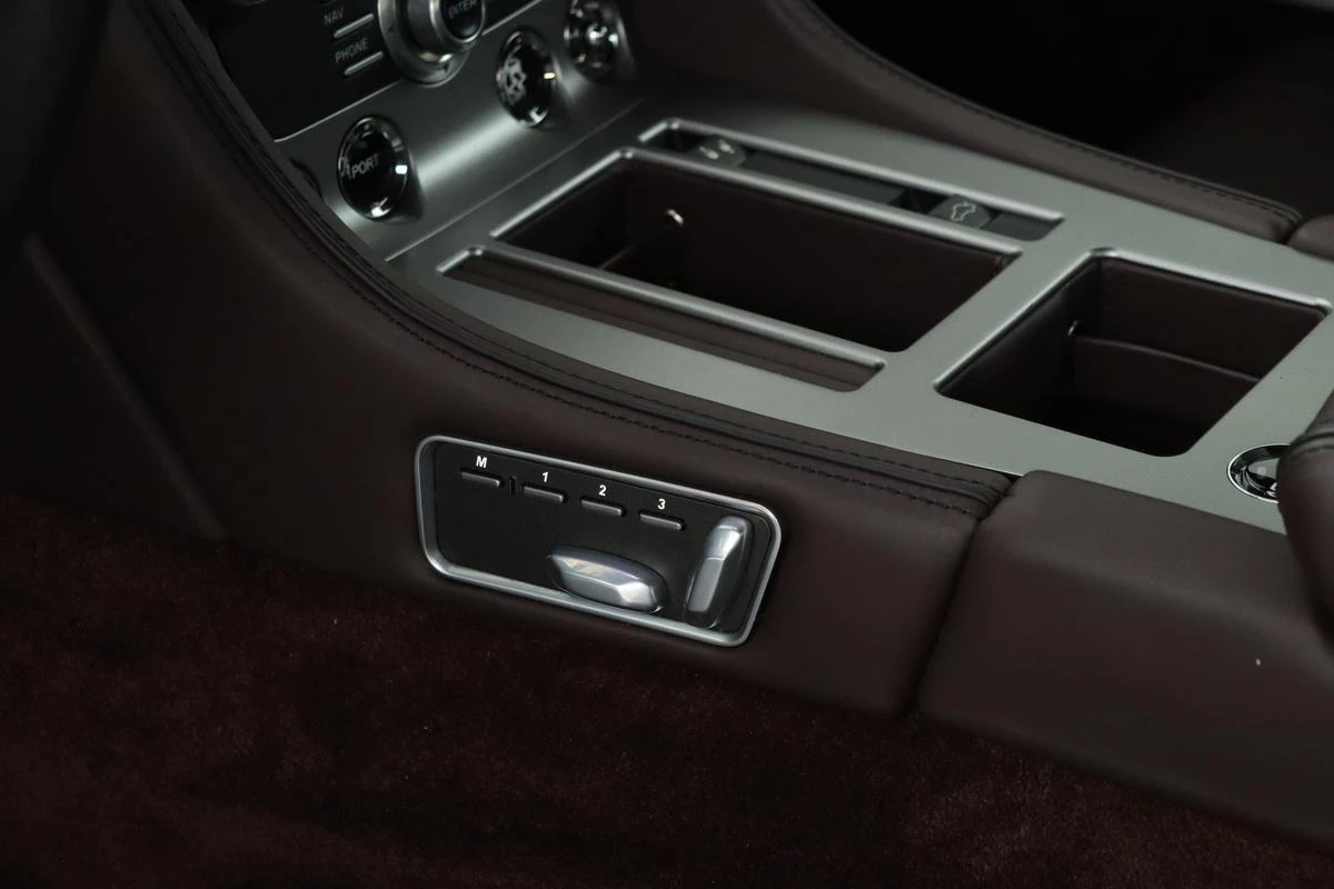 Hoofdafbeelding Aston Martin V12 Virage