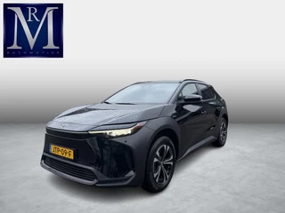 Toyota bZ4X Dynamic 71 kWh SOH 100% | 3-FASE | 5.000 KM | NAVIGATIE | 360° CAMERA + PDC | STUUR- & STOELVERWARMING | ADAPTIEVE CRUISE CONTROL | ELEKTRISCHE ACHTERKLEP | FABRIEKSGARANTIE 3034!
