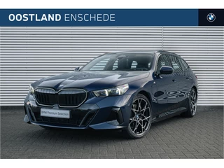 Hoofdafbeelding BMW 5 Serie BMW 5 Serie Touring 550e xDrive M Sport Automaat / Panoramadak / Trekhaak / Adaptief onderstel professional / Stoelventilatie / Adaptieve LED / Stoelverwarming / Live Cockpit Professional