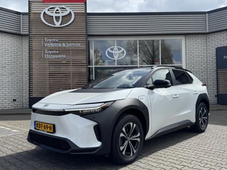 Toyota bZ4X DYNAMIC 71KWH BI-TONE VOORRAAD VOORDEEL!! PANO-DAK STOEL/STUURVERW BLIND-SPOT 360° CAMERA EL-ACHTERKLEP WARMTEPOMP