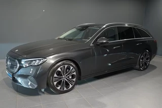 Hoofdafbeelding Mercedes-Benz E-Klasse Mercedes-Benz E-Klasse Estate 300e AVANTGARDE ** LED, 360 CAM, TREKH, DISTR, KEYLESS, AMBIENTE ** 1e EIG - € 22.000,= onder NP - UNFALLFREI ** ** INFORMEER OOK NAAR ONZE AANTREKKELIJKE FINANCIAL-LEASE TARIEVEN **