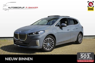 BMW 2-serie Active Tourer 225e xDrive Luxury Line // Copper Grey Metallic - Elek. Panoramadak - Harman Kardon - Houtafwerking - Sensatec - Camera - Stoelverwarming