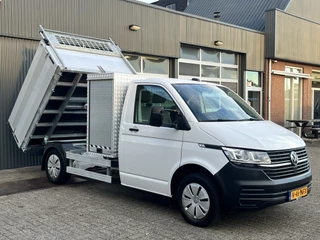Volkswagen Transporter 2.0 TDI 150pk T6.1 Pick up Kipper Airco Cruise controle 1e eigenaar Telefoonverbinding Dealer onderhouden Gereedschapskist 3-Persoons Kieper P-up Euro 6