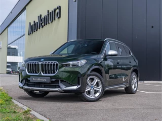 Hoofdafbeelding BMW X1 BMW X1 xDrive25e High Executive Trekhaak l Adapt. LED l Head-Up l Stoelverwarming l Head-Up l Elek. Stoelen l Verwarmd stuurwiel l 360 Camera