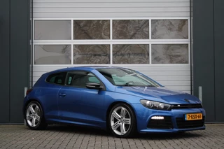 Hoofdafbeelding Volkswagen Scirocco Volkswagen Scirocco 2.0 TSI R DSG 265pk Clima/Cruise/Stoelverwarming/Bi-Xenon/PDC/Leder/LED/Navi/Bluetooth/Dealeronderhouden