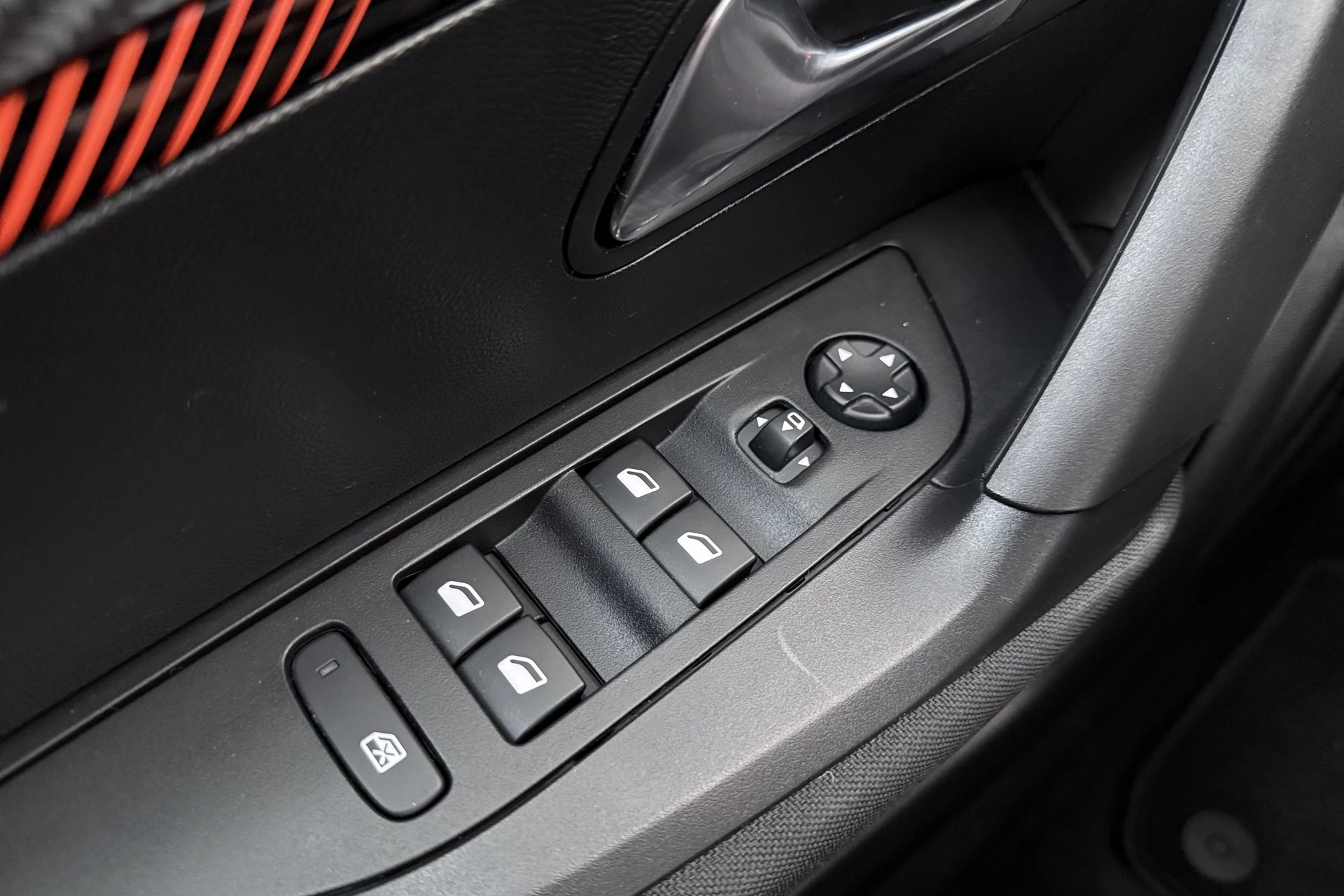 Hoofdafbeelding Peugeot e-2008