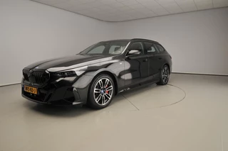 BMW i5 Touring eDrive40 | M-Sportpakket | LED | HUD | Trekhaak | Active cruise | Keyles go | DAB | Harman-kardon sound | Alu 19 inch