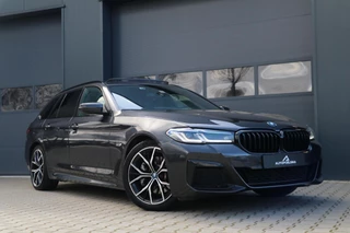 BMW 5-serie Touring 530e |M-SPORT| ShadowLine Panodak LaserLed Headup Leder LiveCockpit Trekhaak Sfeerverlicht Fabrieksgarantie 40000KM BJ2024