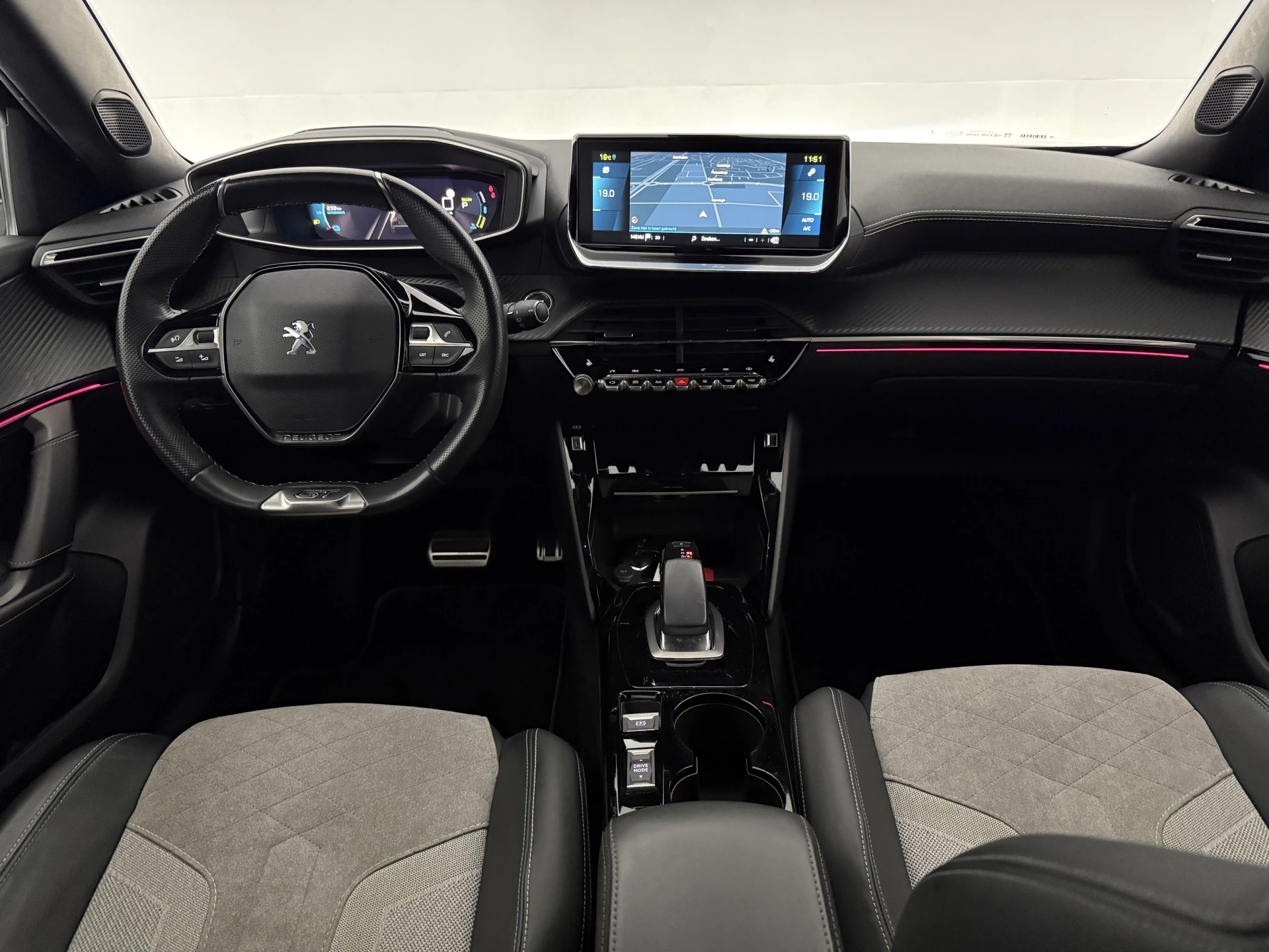 Hoofdafbeelding Peugeot e-2008