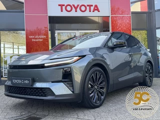 Hoofdafbeelding Toyota C-HR+ Toyota C-HR+ EXECUTIVE AWD 77KWH NIEUW & DIRECT LEVERBAAR! PANO-DAK BLIND-SPOT PARK-SENSOREN 360° CAMERA STOEL/STUURVERW WARMTEPOMP EL-ACHTERKLEP
