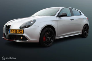 Hoofdafbeelding Alfa Romeo Giulietta Alfa Romeo Giulietta 1.4 Turbo 120 PK Sport, Donker glas, Navi, App connect, Cruise, Clima, Pdc Alcantara bekleding, Zwarte hemel, Distributieriem vervangen