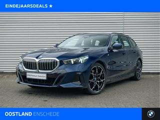 BMW 5 Serie Touring 550e xDrive M Sport Automaat / Panoramadak / Trekhaak / Adaptief onderstel professional / Stoelventilatie / Adaptieve LED / Stoelverwarming / Live Cockpit Professional
