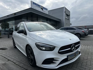 Hoofdafbeelding Mercedes-Benz B-Klasse Mercedes-Benz B-Klasse 180 AMG Pano-Dak | Camera | Night | Stoelverw. | Elekt. Klep