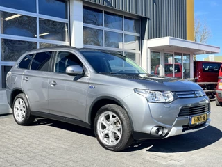 Mitsubishi Outlander 2.0 PHEV Hybrid Airco Cruise controle Trekhaak 1500kg trekgewicht Leder Achterruitrijcamera Parkeersensoren voor en achter Telefoonverbinding Navigatiesysteem Oplaadkabel Stuurwielbediening