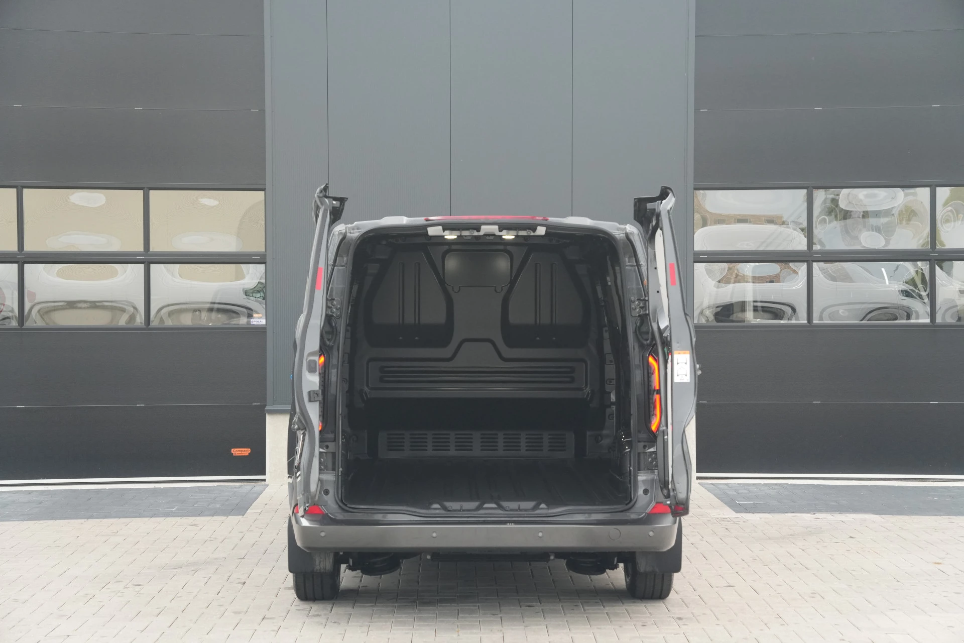 Hoofdafbeelding Ford E-Transit Custom