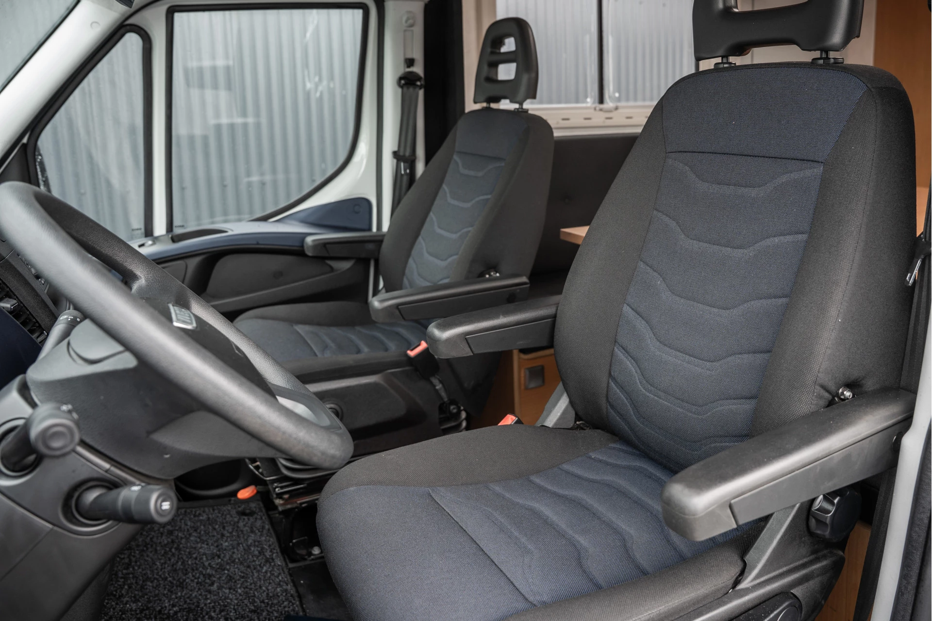Hoofdafbeelding Iveco 40C18 3.0L 180PK | Camperkandidaat | 1ste Eigenaar | Automaat | Euro 6 | Camera | 3.5T Trekgwicht