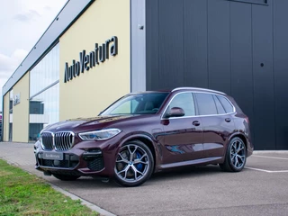 Hoofdafbeelding BMW X5 BMW X5 xDrive45e High Executive | Achteras besturing | Driving Prof | Pano | | Alcantara hemelbkl. | 360 camera | 21" l M Sport