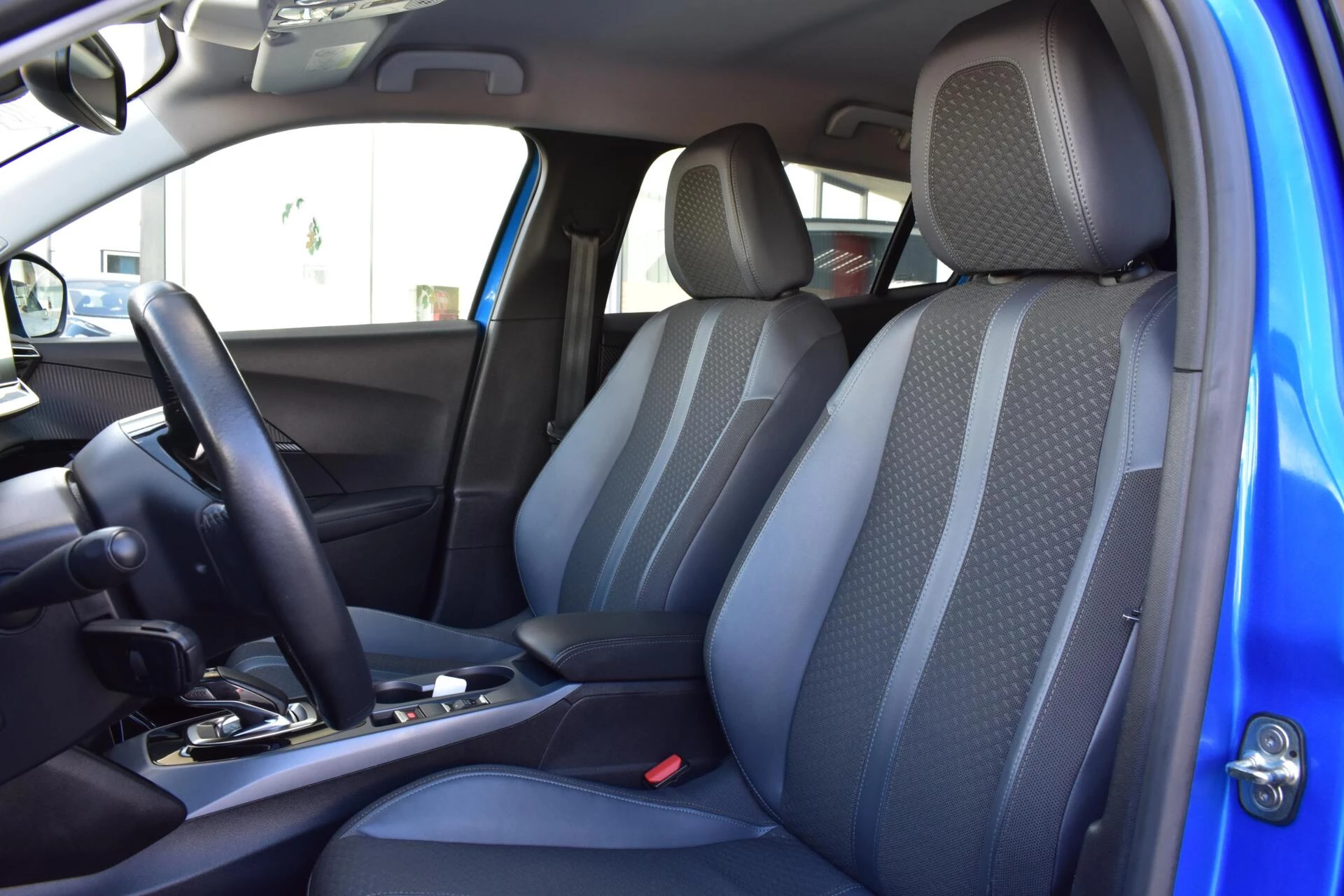 Hoofdafbeelding Peugeot e-2008