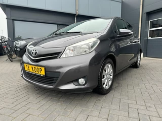 Hoofdafbeelding Toyota Yaris Toyota Yaris 1.0 VVT-i Comfort Grijs, 5drs, airco