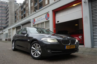 Hoofdafbeelding BMW 5 Serie BMW 5 Serie 520i Executive | NL AUTO | BTW | NAP | Prachtige staat | 1 eigenaar | Motor Revisie 2026 |