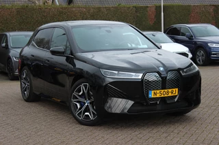 BMW iX xDrive40 High Exe. M Sport 77 kWh / SoH 97,1% / Trekhaak / 360Camera / Head-up / Keyless / Softclose / 20'' / ACC / Laser LED / Navigatie / Stoelverwarming+Stuurverwarming / Stoelventilaite