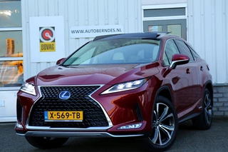 Lexus RX 450h AWD*Lexus Fabrieksgarantie tm 03-2031*Perfect Lexus Onderh.*Pano/Afneemb. Trekhaak/Apple Carplay-Android/HUD/DAB/LED/Stoelverw.V+A/Stuurverw./Stoelkoeling/Dodehoek/Elek. Klep/Camera/Parkeersens.V+A/20 inch LM*