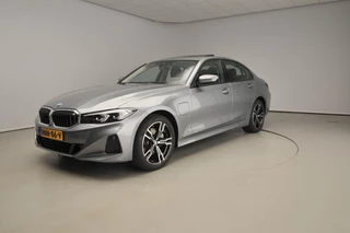 BMW 3 Serie Sedan 330e | LED | HUD | Schuifdak | Stoelverwarming | Surround view | DAB | Alu 18 inch