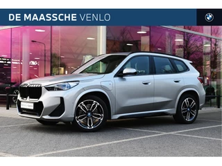 Hoofdafbeelding BMW X1 BMW X1 xDrive25e M Sport Automaat / Sportstoelen / Achteruitrijcamera / M Adaptief onderstel / Comfort Access / Adaptieve LED / Harman-Kardon / Stoelverwarming